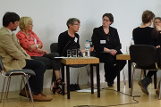 Das Bild zeigt den einen Ausschnitt aus der Podiumsdiskussion, Frau Prof. Theresia Degener spricht gerade