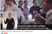 Das Bild zeigt einen Filmausschnitt mit Untertitel und DGS-Dolmetscherin