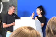 Vortrag mit Jenny Lu vor blauem Hintergrund